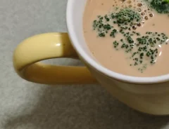 飲み物とブロッコリーが入ったマグカップの写真
