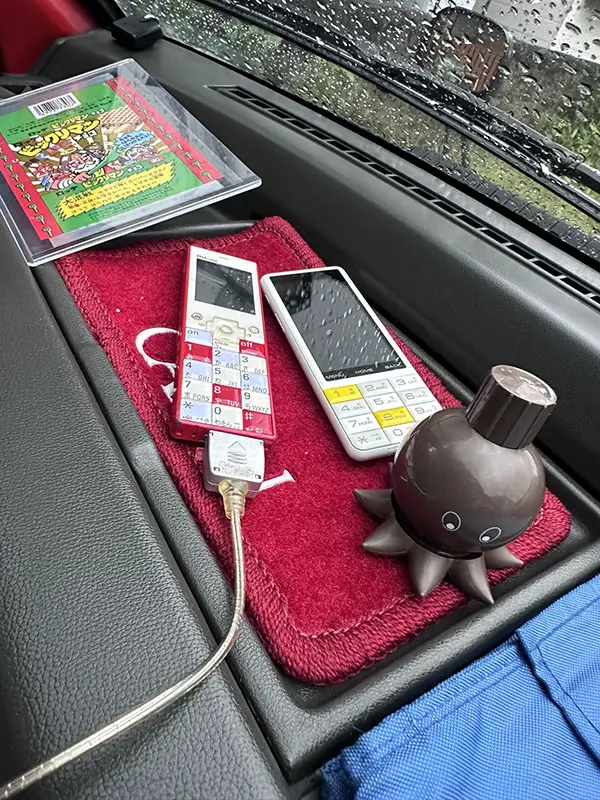 車に置かれたINFOBARの写真