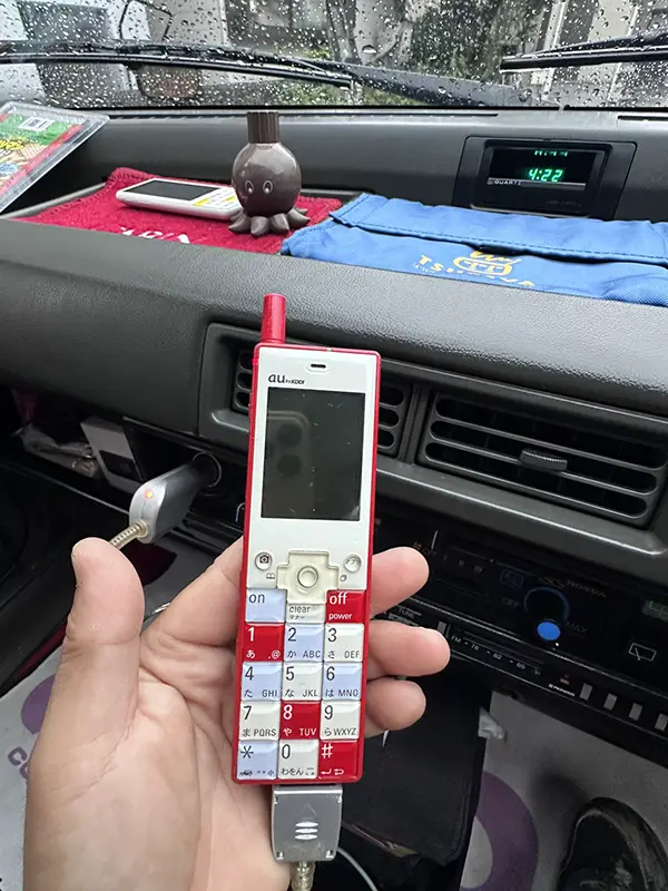 車に置かれたINFOBARの写真