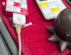車に置かれたINFOBARの写真