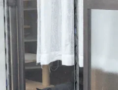 一軒家の窓の写真