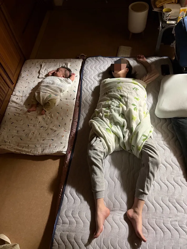 親子でおくるみに包まれている写真
