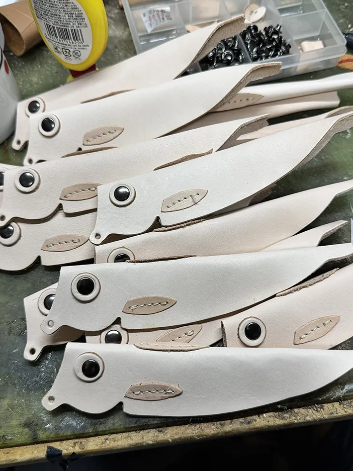 Leather Kakeiさんのししゃも一本挿しペンホルダー制作途中の写真