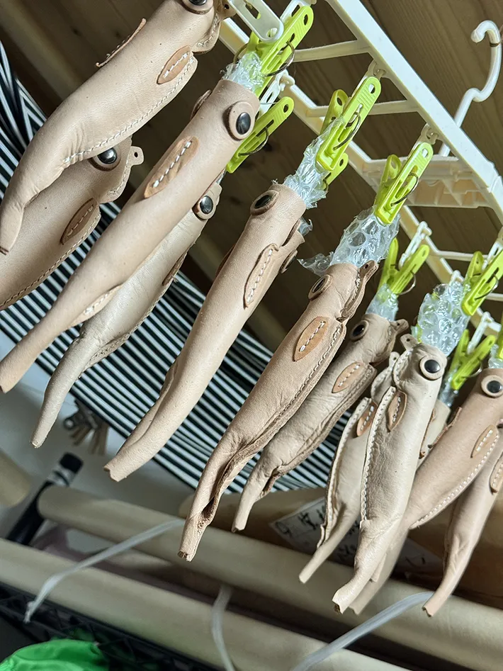 Leather Kakeiさんのししゃも一本挿しペンホルダーが干されている写真