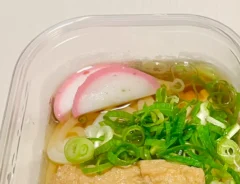 タッパーに入ったうどんの写真