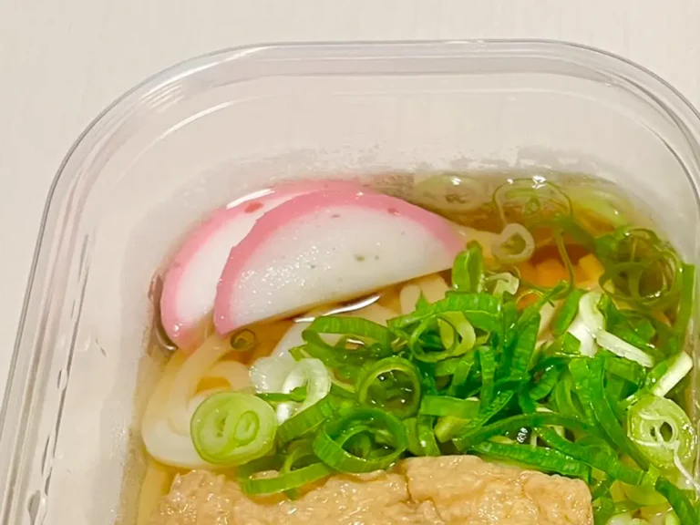 タッパーに入ったうどんの写真