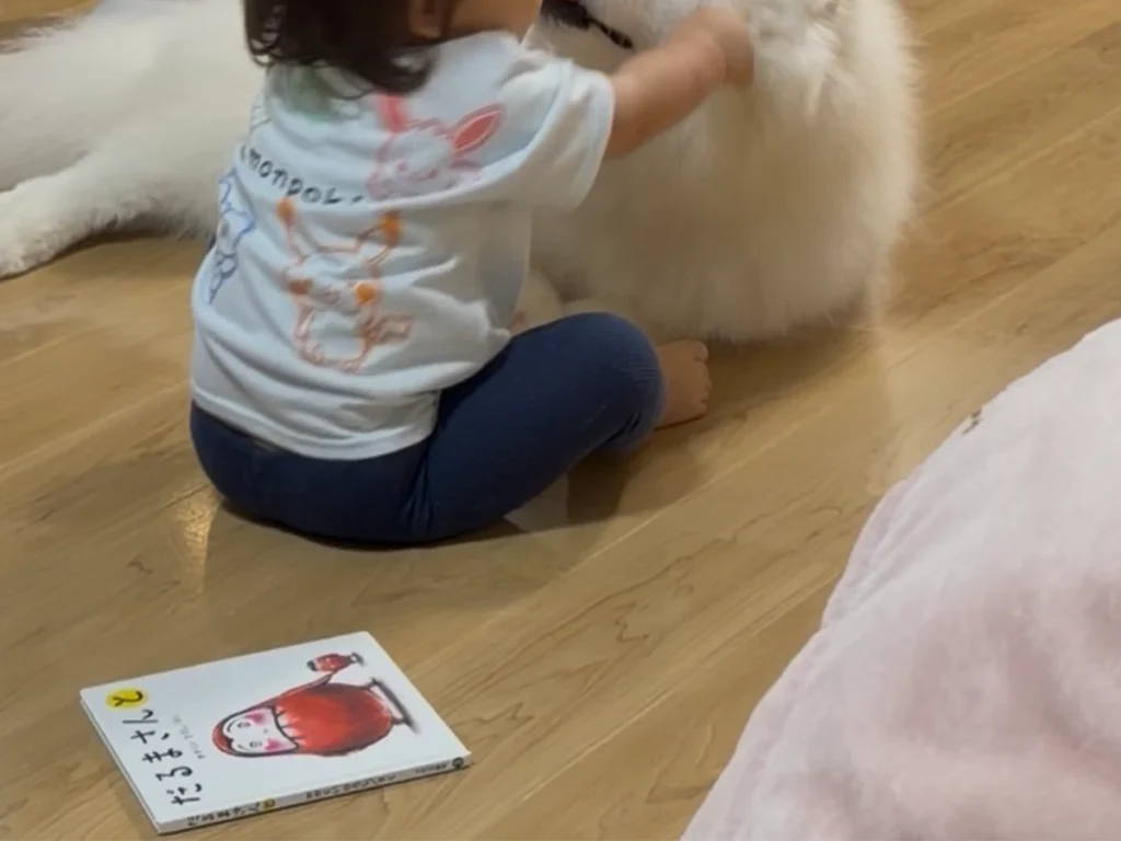 子供とサモエドが一緒に写る画像