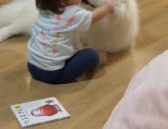 子供とサモエドが一緒に写る画像