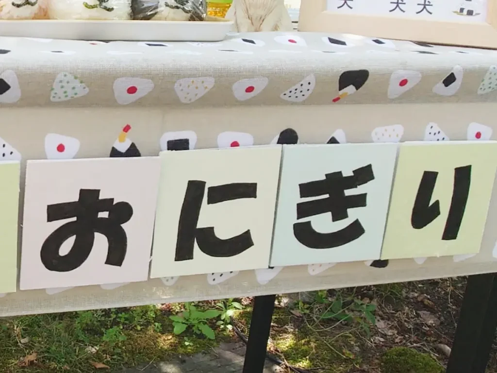 店員になりきる日本スピッツの写真