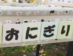 店員になりきる日本スピッツの写真