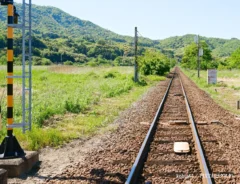 踏切と線路の写真