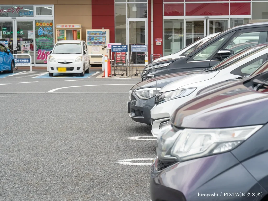 スーパーの駐車場