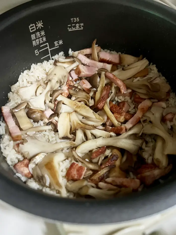 たっぷりきのことベーコンの炊き込みご飯