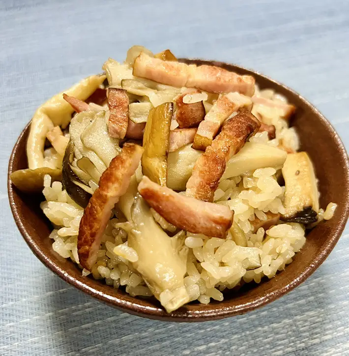 たっぷりきのことベーコンの炊き込みご飯