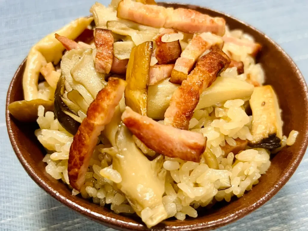 たっぷりきのことベーコンの炊き込みご飯