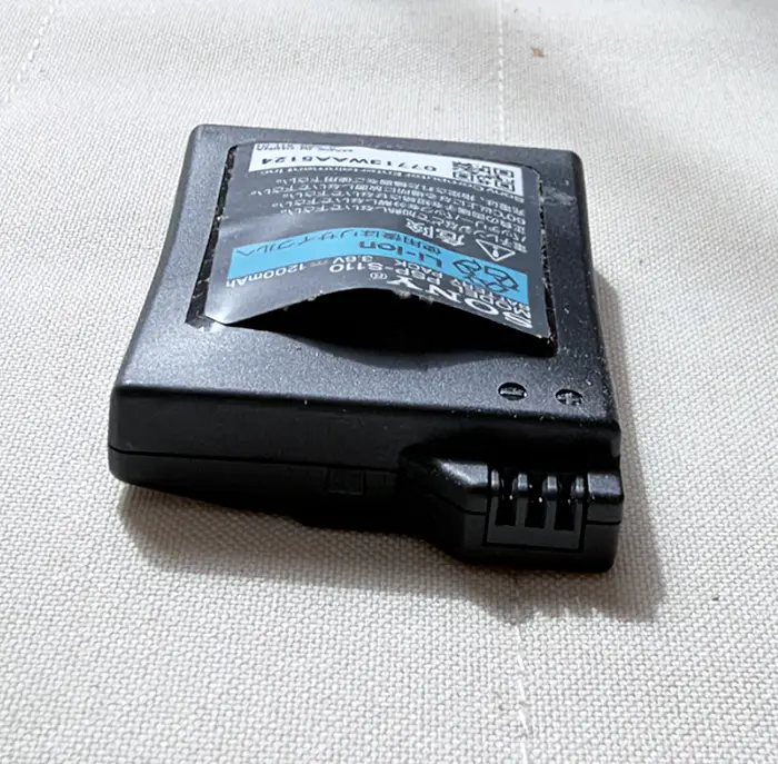 膨張したリチウムイオン電池の写真