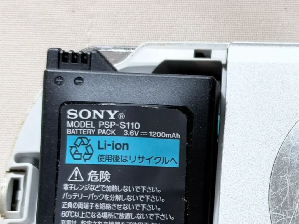 膨張したリチウムイオン電池の写真