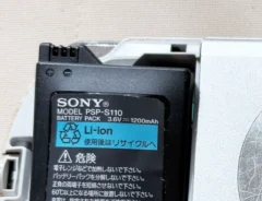 膨張したリチウムイオン電池の写真